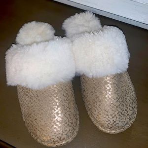 Gold and white slippers. Size 9/10. Never worn. Very comfy!